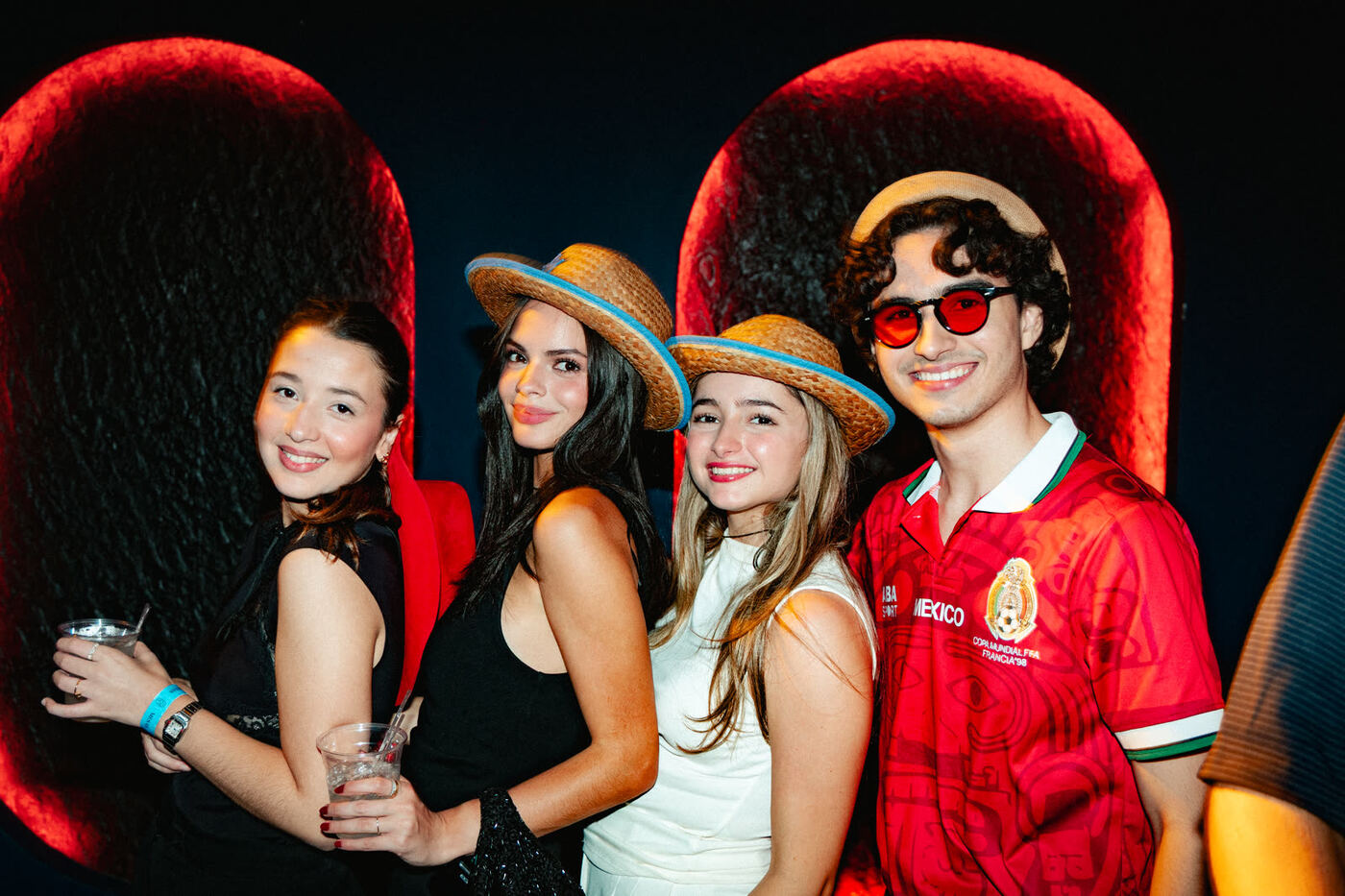 Invitadas posando con sombreros